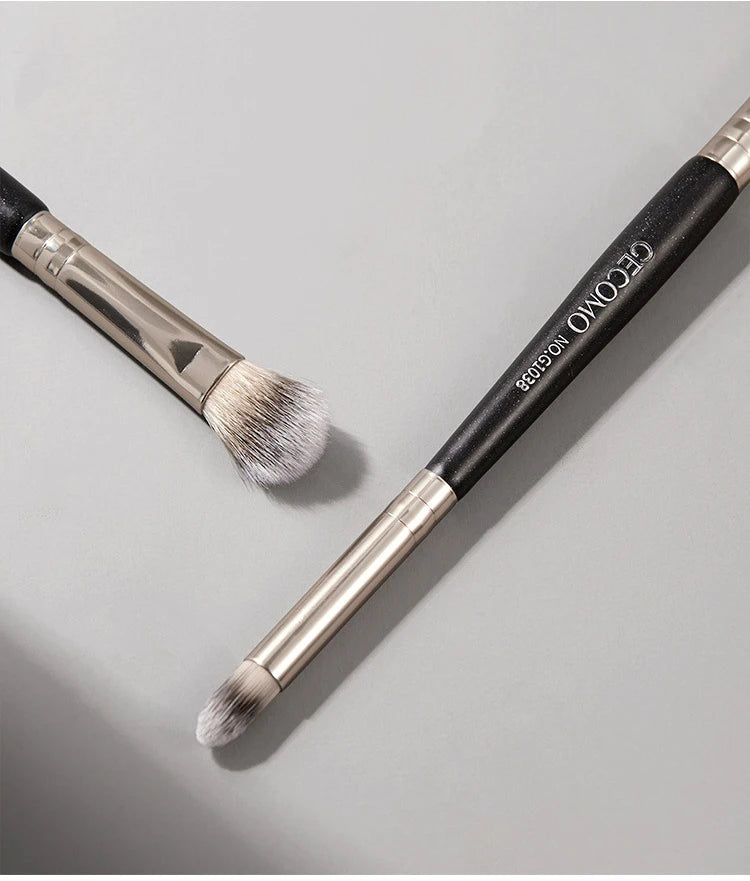 Double-Headed Eyeshadow Brush for Makeup Beginners
