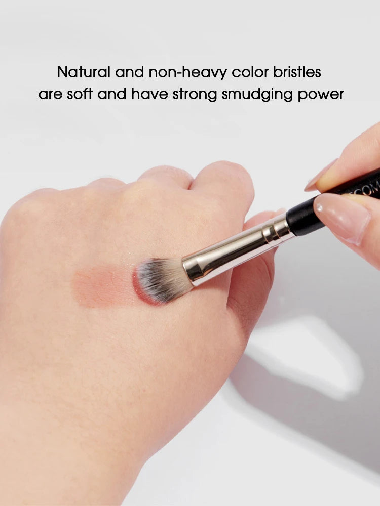 Double-Headed Eyeshadow Brush for Makeup Beginners